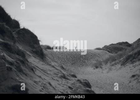 Merthyr Mawr, Bridgend, Wales, April 10 2021. Jugendliche genießen die Freiheit, sich nach monatelanger Sperre mit ihren Freunden zu treffen und durch die Dünen zu laufen Stockfoto