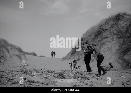 Merthyr Mawr, Bridgend, Wales, April 10 2021. Jugendliche genießen die Freiheit, sich nach monatelanger Sperre mit ihren Freunden zu treffen und durch die Dünen zu laufen Stockfoto