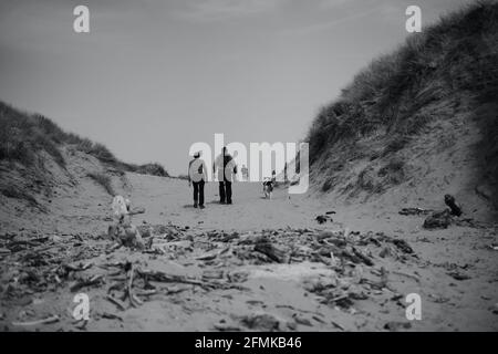 Merthyr Mawr, Bridgend, Wales, April 10 2021. Jugendliche genießen die Freiheit, sich nach monatelanger Sperre mit ihren Freunden zu treffen und durch die Dünen zu laufen Stockfoto