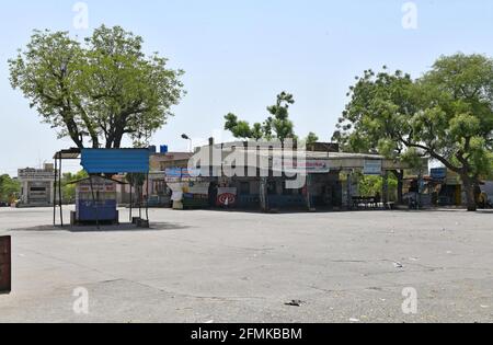 Der Busbahnhof auf den Straßen ist während der COVID-Sperre von MivzakLive vom 10. Bis 24. Mai menschenleer, während in Beawar im ganzen Land immer mehr Coronavirus-Fälle zu finden sind. Während dieser Zeit wird es keine Heiratszeremonie geben und alle religiösen Stätten bleiben geschlossen. Das Mahatma Gandhi-Beschäftigungsgarantieprogramm (MNREGA) wird auch in diesem Zeitraum in ländlichen Gebieten eingesetzt. Außer Notfahrzeugen ist kein anderes Fahrzeug, sowohl private als auch öffentliche Verkehrsmittel, erlaubt. (Foto von Sumit Saleswat/Pacific Press) Stockfoto