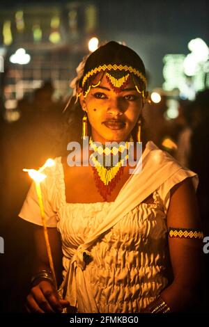 Nach dem Julianischen Kalender feiern die Menschen in Äthiopien das Jahrtausend in der Nacht vom 11. Auf den 12. September 2007. Eine junge Frau, festlich dres Stockfoto