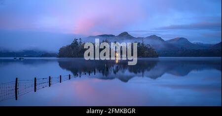 Dämmerungslicht setzt sich über Derwentwater ab. LAKE DISTRICT, Großbritannien: DIESER Brit-Fotograf hat die schönsten bildperfekten Spiegelungen des Lak eingefangen Stockfoto