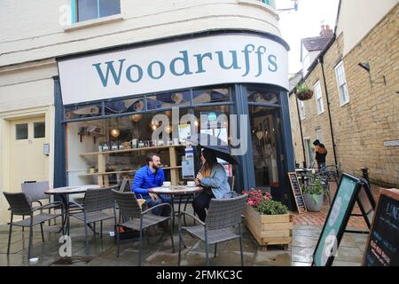 Stroud, Großbritannien, 10. Mai 2021. Wetter in Großbritannien. Das Wetter wechselt zwischen schweren Daunen und strahlendem Sonnenschein, wenn die Leute im Stadtzentrum von Stroud einkaufen. . Gloucestershire.Quelle: Gary Learmonth / Alamy Live News Stockfoto