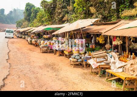 Typische lokale Imbissstände am Straßenrand, Pong Song, Ban Keng Kang, ein Dorf in der Nähe von Vang Vieng, Provinz Vientiane, Laos Stockfoto