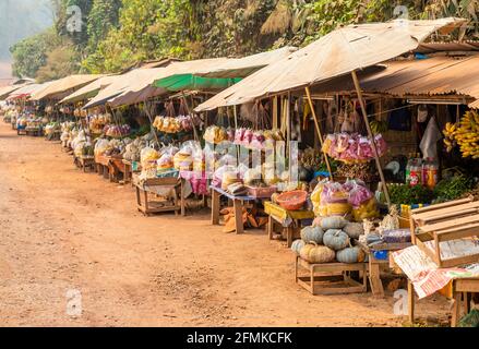 Typische lokale Imbissstände am Straßenrand, Pong Song, Ban Keng Kang, ein Dorf in der Nähe von Vang Vieng, Provinz Vientiane, Laos Stockfoto