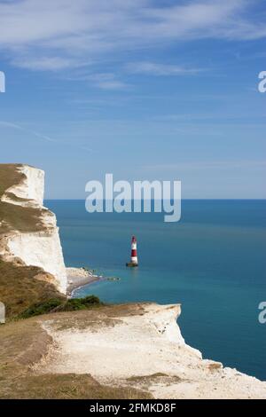 Beachy Head Lighthouse vor der englischen Küste an einem klaren, sonnigen Tag. Stockfoto