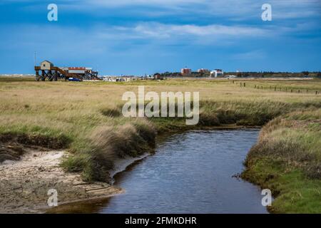 Stelzenhaus in den Salzwiesen von Sankt Peter-Ording Stockfoto