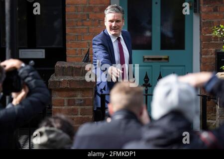 10/05/2021. London, Großbritannien. Sir Keir Starmer, Vorsitzender der Arbeiterpartei, verlässt sein Londoner Haus. Später heute wird erwartet, dass er an einer Sitzung des Schattenkabinetts teilnehmen wird. Bildnachweis: George Cracknell Wright Stockfoto