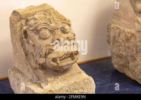 Der Kopf der Statue von der Fassade des Gebäudes. Ein freistehender, gut erhaltener Monsterkopf aus den Dachrinnen eines alten Hauses. Stockfoto