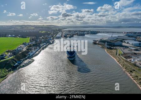 Montrose, Angus, Schottland, Großbritannien, 31. März 2017: Offshore-Hilfsschiff verlässt den Hafen von Montrose, oncourse für eine Nordsee-Ölplattform. Stockfoto