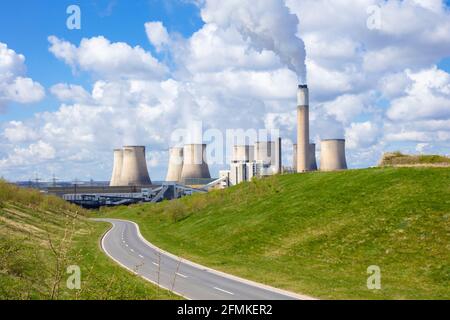 Kurvenreiche Straße durch das Kohlekraftwerk Ratcliffe-on-Soar mit Dampf aus den Kühltürmen Ratcliffe on Soar Nottinghamshire England GB Europa Stockfoto