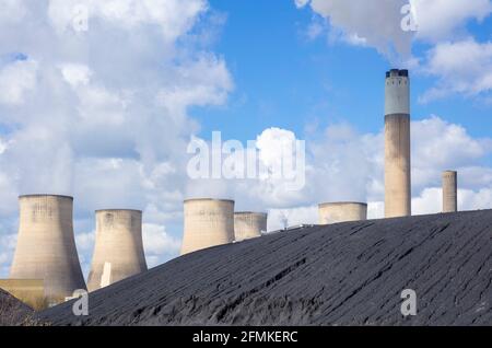 Kohlekraftwerk Ratcliffe-on-Soar mit Dampf aus den Kühltürmen und einem Kohlehaufen Ratcliffe auf dem Soar Nottinghamshire England GB Europa Stockfoto