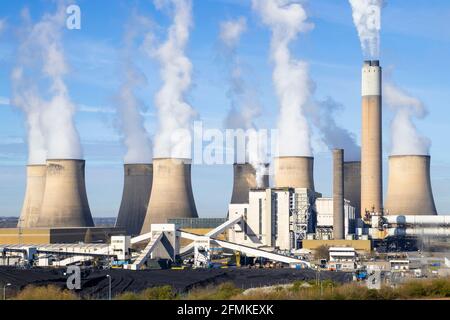 Luftverschmutzung durch das Kraftwerk Ratcliffe-on-Soar ein Kohlekraftwerk und Kühltürme Ratcliffe on Soar Nottinghamshire England GB Europa Stockfoto