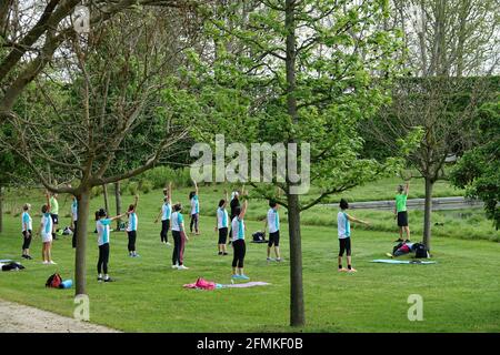 Training im Freien. Open Air. Menschen, die im Park Gruppenübungen machen, halten Abstand voneinander. Soziale Distanzierung nach Covid-19 Coronavirus qu Stockfoto