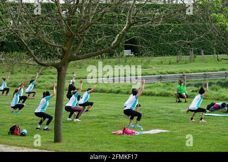 Training im Freien. Open Air. Menschen, die im Park Gruppenübungen machen, halten Abstand voneinander. Soziale Distanzierung nach Covid-19 Coronavirus qu Stockfoto