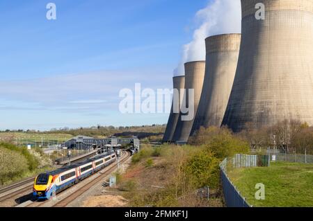 Ratcliffe-on-Soar-Kohlekraftwerk mit Dampf aus Kühltürmen und Ein Zug am Parkway Bahnhof Ratcliffe auf der Höhe Nottinghamshire England