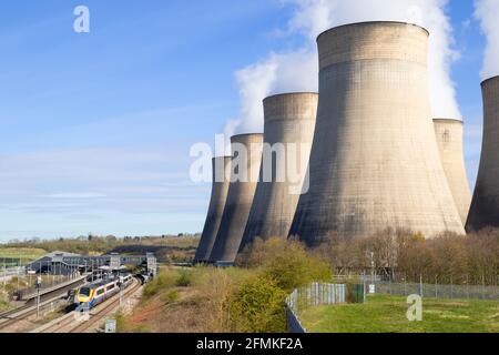 Kohlekraftwerk Ratcliffe-on-Soar mit Dampf aus Kühltürmen und einem Zug am Parkway-Bahnhof Ratcliffe auf dem Aufstieg Nottinghamshire England Stockfoto