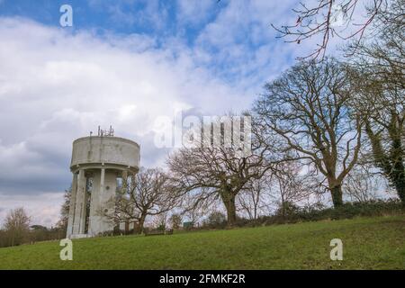 Wasserturm in einem Park in der Nähe der Keymer Road, Burgess Hill, West Sussex, England Stockfoto