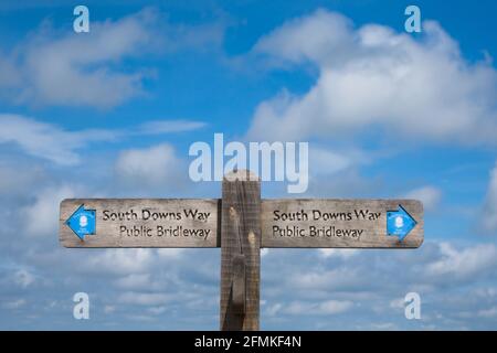 Ein Wegweiser auf dem South Downs Way zwischen den Windmühlen von Clayton und dem Ditchling Beacon zeigt die Richtung des Fußweges an. Stockfoto