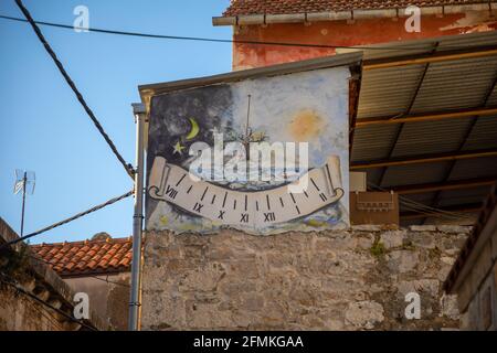 Milna, Kroatien - 01.04.2021: Gebäude in Milna auf der Insel Brac, Dalmatien in Kroatien Stockfoto