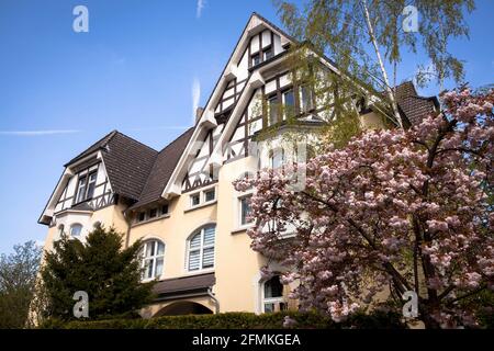 Häuser in der Henry-T.-V.-Boettinger Straße im Stadtteil Wiesdorf, Leverkusen, Nordrhein-Westfalen, Deutschland. Haeuser in der Henry-T.-V.-Boettinger-Stra Stockfoto