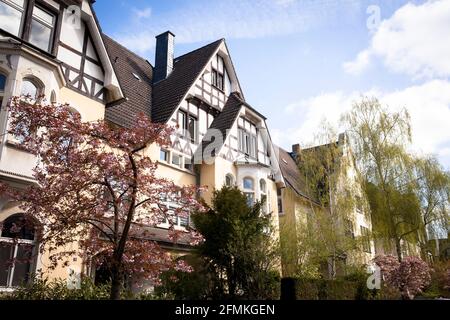 Häuser in der Henry-T.-V.-Boettinger Straße im Stadtteil Wiesdorf, Leverkusen, Nordrhein-Westfalen, Deutschland. Haeuser in der Henry-T.-V.-Boettinger-Stra Stockfoto