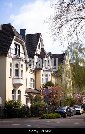 Häuser in der Henry-T.-V.-Boettinger Straße im Stadtteil Wiesdorf, Leverkusen, Nordrhein-Westfalen, Deutschland. Haeuser in der Henry-T.-V.-Boettinger-Stra Stockfoto