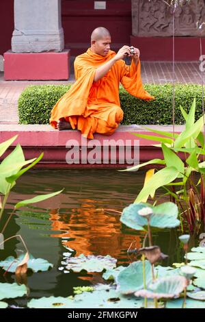 Ein buddhistischer Mönch, der ein Foto im Nationalmuseum gemacht hat Von Kambodscha in Phnom Penh Stockfoto