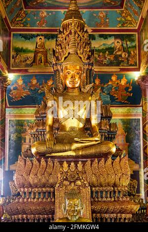 Die goldenen Innenräume des Wat Phnom Tempels in Phnom Penh, Kambodscha Stockfoto