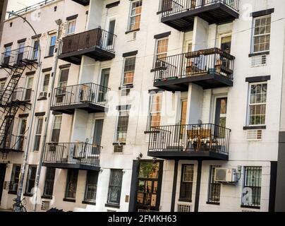 New York, USA. April 2021. Wohngebäude im New Yorker Stadtteil Chelsea am Freitag, den 30. April 2021 (ÂPhoto by Richard B. Levine) Quelle: SIPA USA/Alamy Live News Stockfoto