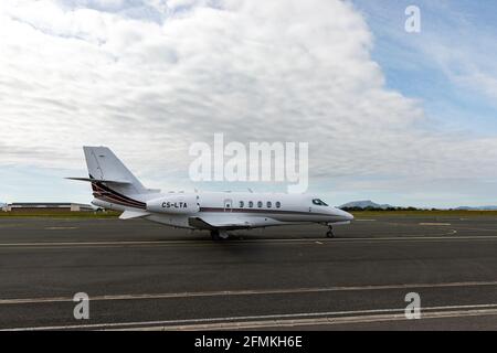 Cessna 680A Citation Latitude wird von NetJets am Flughafen Biarritz, Frankreich, betrieben Stockfoto