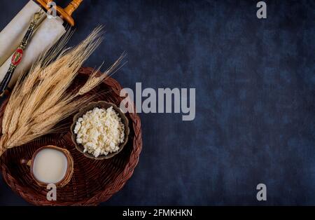 Symbole der jüdischen Feiertag Shavuot tora und Shofar, Weizen auf altem roten Hintergrund. Stockfoto