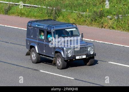 2012 Land Rover Defender 110 XS TD D/C; Fahrzeugverkehr, bewegliche Fahrzeuge, Autos, Fahrzeug, das auf britischen Straßen fährt, Motoren, Fahren auf der Autobahn M6, britisches Straßennetz. Stockfoto