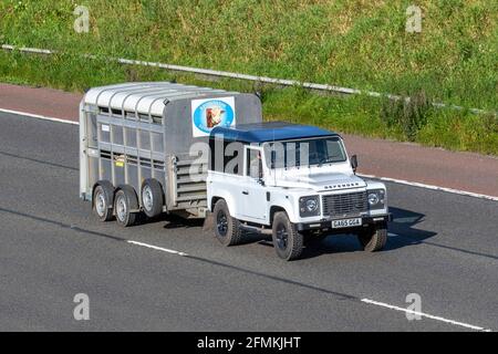 2016 weiß Land Rover Defender 90 XS; Fahrzeugverkehr, bewegliche Fahrzeuge, Autos, Fahrzeug auf britischen Straßen, Motoren, Fahren auf der Autobahn M6, britisches Straßennetz. Stockfoto