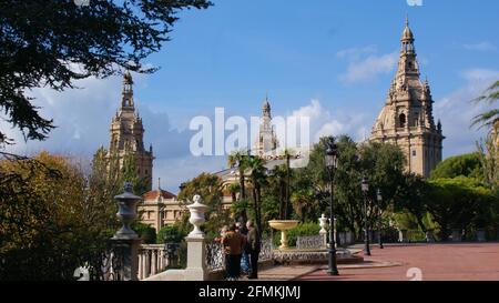 Barcelona, Katalonien: Der atemberaubende Blick auf den Königspalast von Pedralbes vom Ciutadella Park, an einem sonnigen Sommertag. Stockfoto