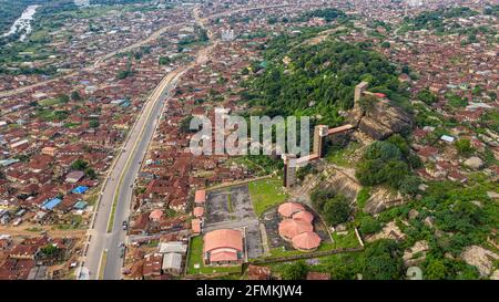 Luftaufnahme des Olumo Rock in Abeokuta, Ogun State, gefangen in Nigeria Stockfoto