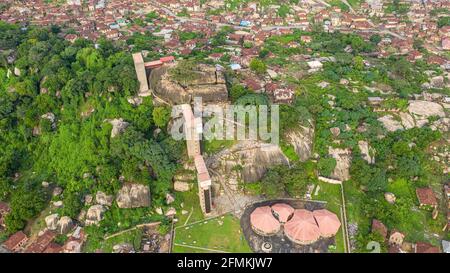 Luftaufnahme des Olumo Rock in Abeokuta, Ogun State, gefangen in Nigeria Stockfoto