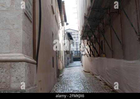 L'Aquila, enge Straßen, Erdbeben Werke, Abruzzen, Italien Stockfoto