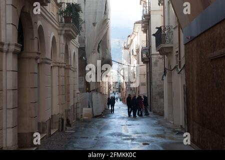 L'Aquila, enge Straßen, Erdbeben Werke, Abruzzen, Italien Stockfoto