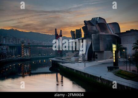 Panorama-Außenansicht des Guggenheim-Museums in Bilbao bei Sonnenuntergang Stockfoto
