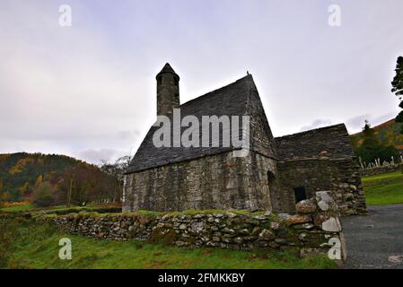 Herbstlandschaft mit Panoramablick auf St. Kevin's mittelalterliche Sandsteinkapelle in der Landschaft von Glendalough Valley County Wicklow, Irland. Stockfoto