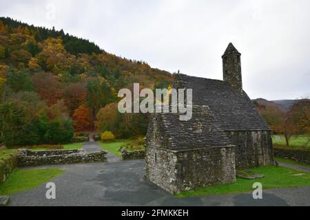 Herbstlandschaft mit Panoramablick auf St. Kevin's mittelalterliche Sandsteinkapelle in der Landschaft von Glendalough Valley County Wicklow, Irland. Stockfoto