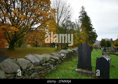 Herbstlandschaft mit Panoramablick auf den Friedhof von St. Kevin in der Landschaft von Glendalough Valley County Wicklow, Irland. Stockfoto