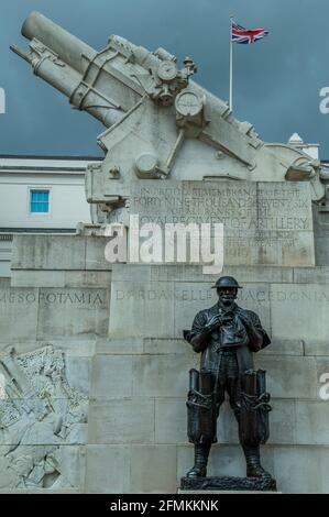London, Großbritannien. Mai 2021. Unter stürmischem Himmel fliegt ein Wagenheber auf einem Gebäude hinter dem Royal Artillery Regimental Memorial. Es wurde von Charles Sargent Jagger entworfen. Kredit: Guy Bell/Alamy Live Nachrichten Stockfoto