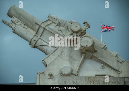 London, Großbritannien. Mai 2021. Unter stürmischem Himmel fliegt ein Wagenheber auf einem Gebäude hinter dem Royal Artillery Regimental Memorial. Es wurde von Charles Sargent Jagger entworfen. Kredit: Guy Bell/Alamy Live Nachrichten Stockfoto