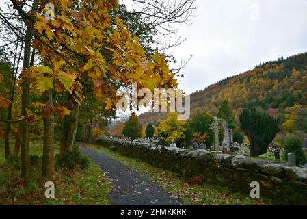 Herbstlandschaft mit Panoramablick auf den Friedhof von St. Kevin in der Landschaft von Glendalough Valley County Wicklow, Irland. Stockfoto