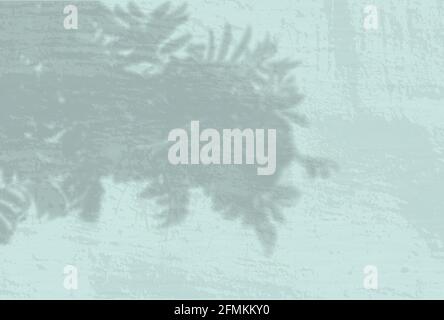 Natürliches Licht wirft Schatten von einem Rowan-Zweig auf eine blaue Wand. Der Effekt von Schatten. Transparentes, weiches Licht und Schatten von den Ästen Stockfoto