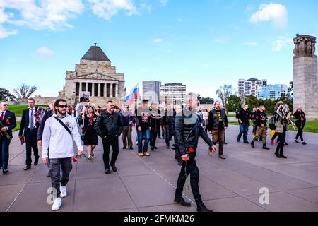 Melbourne, Australien, 09/05/2021, Menschen sahen sich auf dem Shrine of Remembrance Square versammeln, um den Victory Day zu feiern. „Unsterbliches Regiment“, ein Teil der Feier zum Victory Day am 9. Mai im Memorial „Shrine of Remembrance“ in Melbourne. Der marsch des Unsterblichen Regiments wurde vom russischen Botschafter in Australien und einem ersten Sekretär der russischen Botschaft besucht und ist Teil einer weltweiten Siegesfeier. Menschen mit Fahnen, Transparenten und vor allem Fotos ihrer Familienmitglieder, die im Weltkrieg 2 kämpften, marschierten durch die Straßen Melbournes. Der marsch erinnert an alle gefallenen Soldaten und Stockfoto