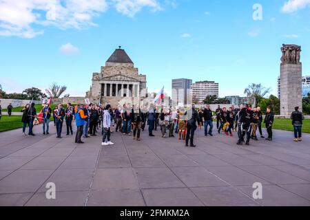 Melbourne, Australien, 09/05/2021, Menschen sahen sich auf dem Shrine of Remembrance Square versammeln, um den Victory Day zu feiern. „Unsterbliches Regiment“, ein Teil der Feier zum Victory Day am 9. Mai im Memorial „Shrine of Remembrance“ in Melbourne. Der marsch des Unsterblichen Regiments wurde vom russischen Botschafter in Australien und einem ersten Sekretär der russischen Botschaft besucht und ist Teil einer weltweiten Siegesfeier. Menschen mit Fahnen, Transparenten und vor allem Fotos ihrer Familienmitglieder, die im Weltkrieg 2 kämpften, marschierten durch die Straßen Melbournes. Der marsch erinnert an alle gefallenen Soldaten und Stockfoto