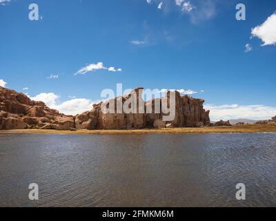 Panoramablick auf erodierte Steinformationen bei Laguna Negra Canyon Valley in Uyuni Sur Lipez Potosi Bolivia South Amerika Stockfoto